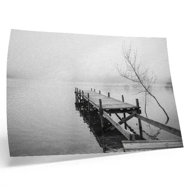 Poster dai colori saturi un pontile di legno su un lago tranquillo