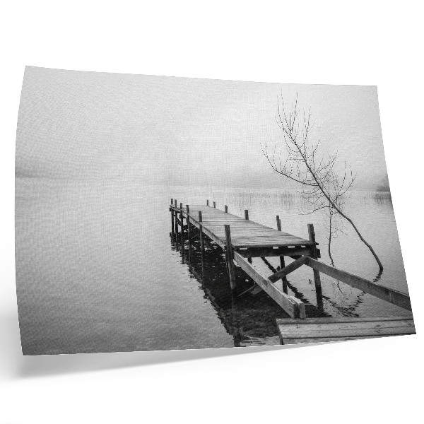 Poster dai colori saturi Un pontile di legno sullo sfondo di un lago tranquillo.