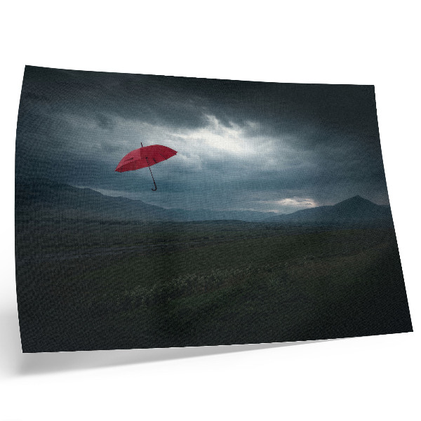 Poster dai colori saturi ombrello rosso nuvole scure montagne paesaggio