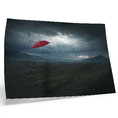Poster dai colori saturi ombrello rosso nuvole scure montagne paesaggio