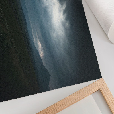 Poster dai colori saturi ombrello rosso nuvole scure montagne paesaggio