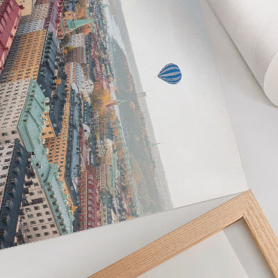 Poster Palloncino colorato sopra il cielo degli edifici di una città