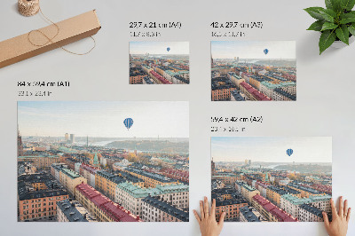 Poster Palloncino colorato sopra il cielo degli edifici di una città