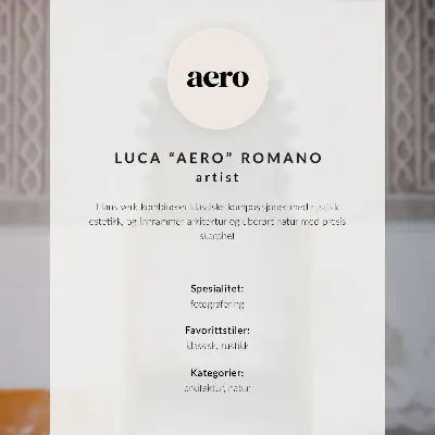 Poster con interno minimalista con finestre, piante e colori saturi