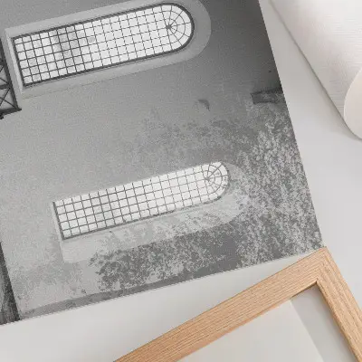 Poster con interno minimalista con finestre, piante e colori saturi