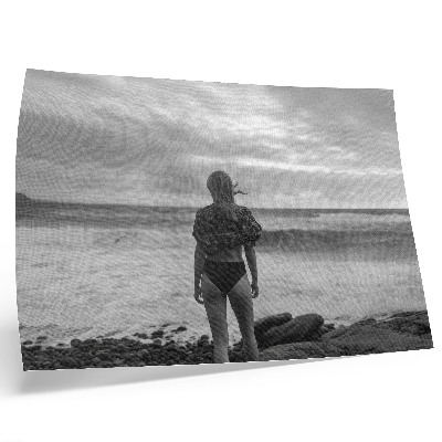 Stampa su tela moderna Scena in bianco e nero con una figura in riva all'acqua.