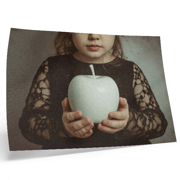 Poster Ragazza con frutti bianchi, atmosfera misteriosa
