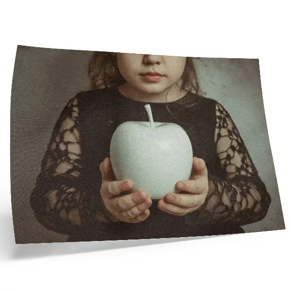 Poster ragazza con frutti bianchi e atmosfera misteriosa