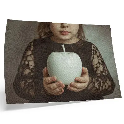Poster ragazza con frutti bianchi e atmosfera misteriosa