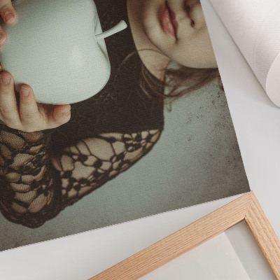 Poster Ragazza con frutti bianchi, atmosfera misteriosa