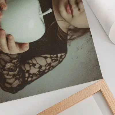 Poster ragazza con frutti bianchi e atmosfera misteriosa