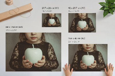 Poster Ragazza con frutti bianchi, atmosfera misteriosa