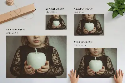 Poster ragazza con frutti bianchi e atmosfera misteriosa
