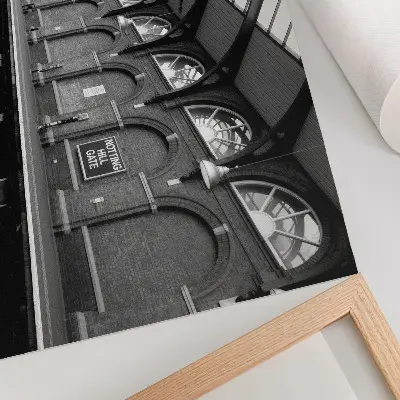 Poster dai colori saturi con stampa sull'eleganza dell'architettura urbana nei giochi di luci e ombre