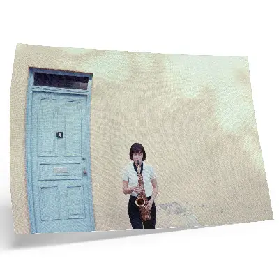 Poster minimalismo con colori vivaci ispirato alla pace e alla musica