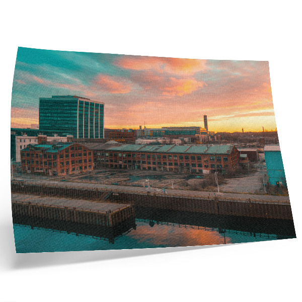 Poster dai colori saturi Edifici industriali, tramonto, atmosfera tranquilla