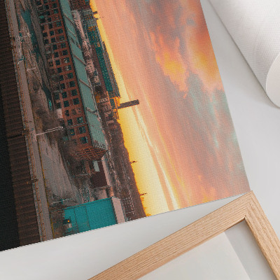 Poster dai colori saturi Edifici industriali, tramonto, atmosfera tranquilla