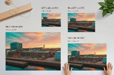 Poster dai colori saturi Edifici industriali, tramonto, atmosfera tranquilla