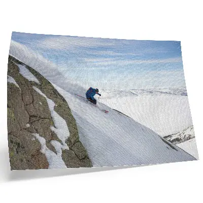 Stampa su tela moderna sciatore tra le cime innevate e il cielo blu in un'atmosfera armoniosa