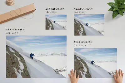 Stampa su tela moderna sciatore tra le cime innevate e il cielo blu in un'atmosfera armoniosa