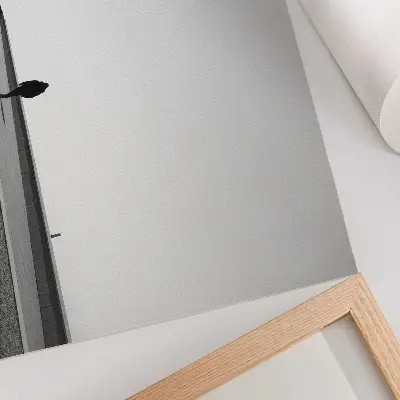 Poster silhouette minimalista con ombre intense per spazi moderni