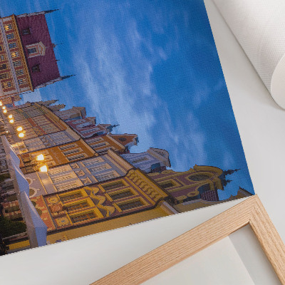 Poster dai colori saturi Case storiche illuminate di sera con luci colorate