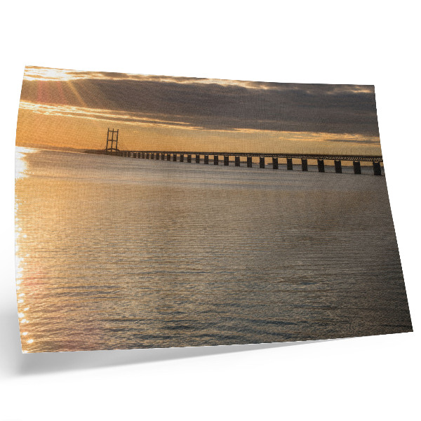 Poster Un ponte all'orizzonte illuminato dal sole