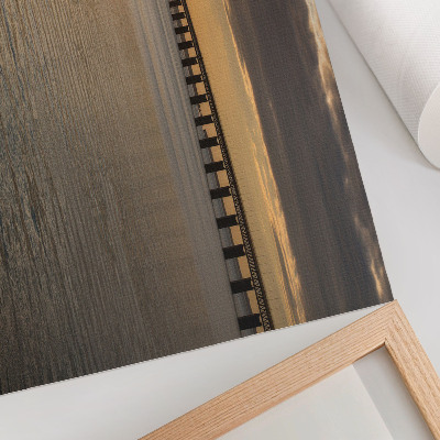 Poster Un ponte all'orizzonte illuminato dal sole
