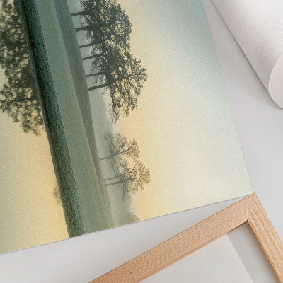 Poster dai colori saturi Superficie dell'acqua calma, riflesso degli alberi, leggera nebbia