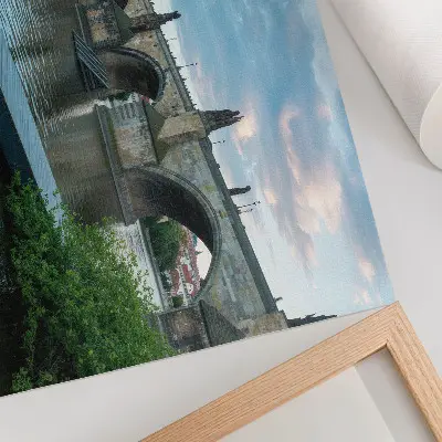 Stampa su tela moderna ponte su fiume con architettura storica simbolo di pace