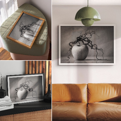 Poster dai colori saturi Il contrasto tra la mela e il ramo è un armonioso monocromatico