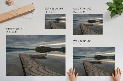 Poster dai colori saturi Lago, barca, foresta, nuvole, atmosfera rilassante
