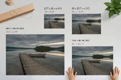 Poster con colori saturi raffigurante lago con barca, foresta e nuvole dall'atmosfera rilassante