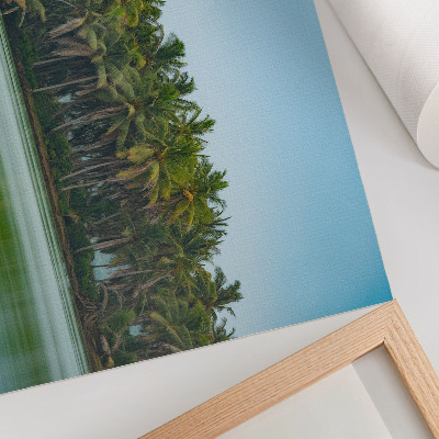 Poster dai colori saturi palme tropicali, acqua calma, cielo armonioso