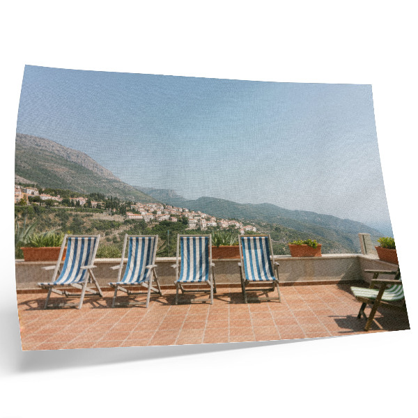 Poster Sedie a sdraio sulla terrazza con vista sulle montagne