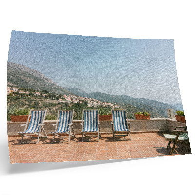Poster Sedie a sdraio sulla terrazza con vista sulle montagne