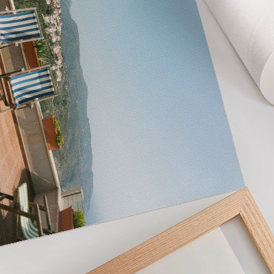Poster Sedie a sdraio sulla terrazza con vista sulle montagne