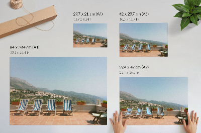 Poster Sedie a sdraio sulla terrazza con vista sulle montagne