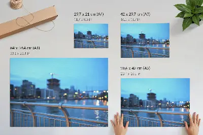 Stampa su tela moderna il lungomare della città di sera con luci sfocate