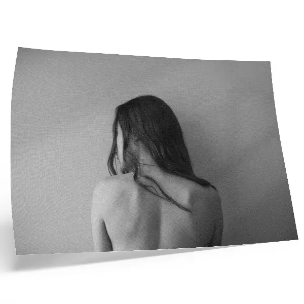 Poster con figure minimaliste in monocromia con colori saturi