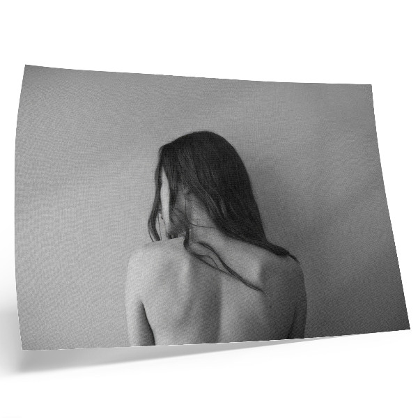 Poster dai colori saturi Il fascino minimalista delle figure in monocromia
