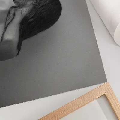 Poster con figure minimaliste in monocromia con colori saturi