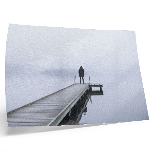 Poster Una figura solitaria su un molo nella nebbia