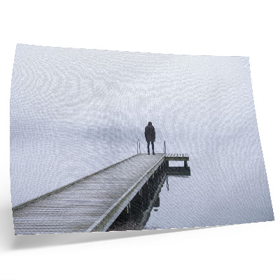 Poster Una figura solitaria su un molo nella nebbia