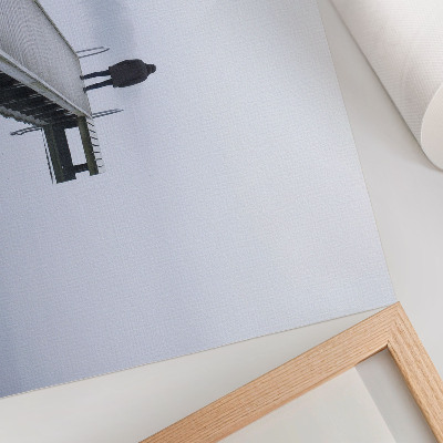 Poster Una figura solitaria su un molo nella nebbia
