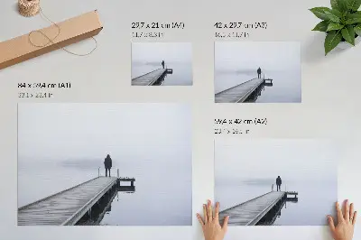Poster figura solitaria su un molo nella nebbia