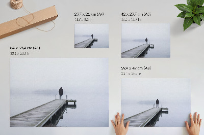 Poster Una figura solitaria su un molo nella nebbia