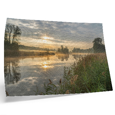 Poster Una mattinata nebbiosa in riva al lago con riflessi della natura