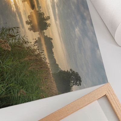 Poster Una mattinata nebbiosa in riva al lago con riflessi della natura