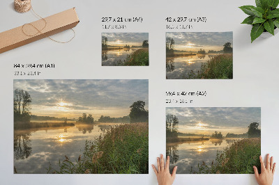 Poster Una mattinata nebbiosa in riva al lago con riflessi della natura